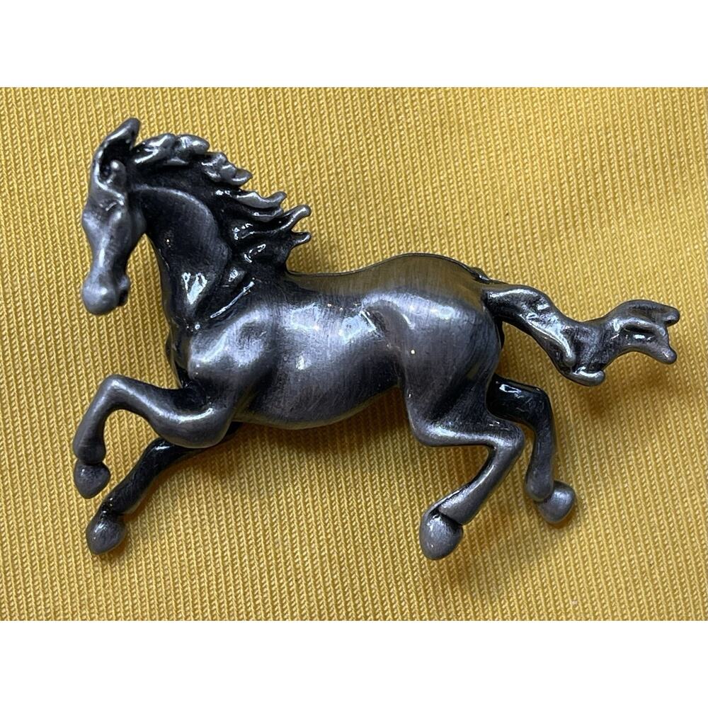 NWOT Galloping Horse Brooch Lapel Pin Silver Tone Western Equestrian Animal